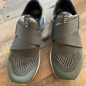 Tiem shoes with clips